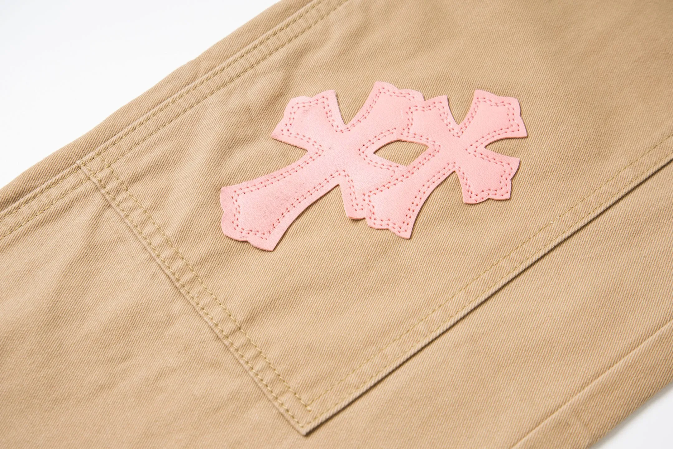 P260 Chrome Hearts Cherry Blossom Pink Leather and Wooden Spliced ​​Washed Jeans Authentically restore the ultimate vintage texture. Three-dimensional version. Loose and comfortable, not picky about the figure. Makes taller and slimmer. Factory-made. Original factory quality control. Same style for men and women. Can be matched with couples. Versatile recommendation. Must-have jeans for all seasons. Fashionistas have been disappointed. The quality selection of fabrics, the tailoring of details, and the matching of patterns are all impeccable! The upper body is so handsome when worn...it can be easily worn by men, women and children! The craftsmanship is made of heavy-duty washed pure cotton denim fabric. After washing, it is soft and thick. It is very stylish when worn on the body. Style number: 1758# (the same jacket is available) Color: Khaki Size: 28 30 32 34